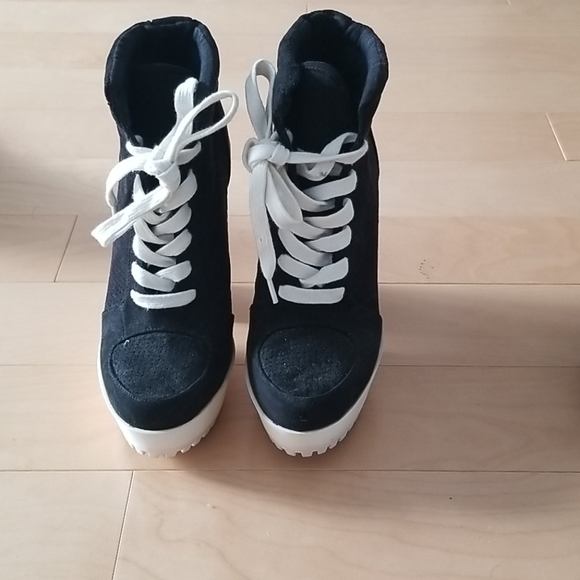 Black and white platforms - Picture 2 of 3